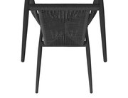 Ansicht von oben auf einen schwarzen Stapelsessel mit geflochtener Sitzfläche.