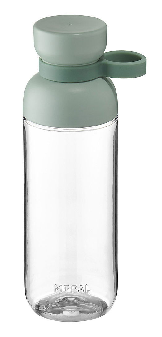 Transparente Trinkflasche mit grünem Deckel und Trageschlaufe, seitliche Ansicht