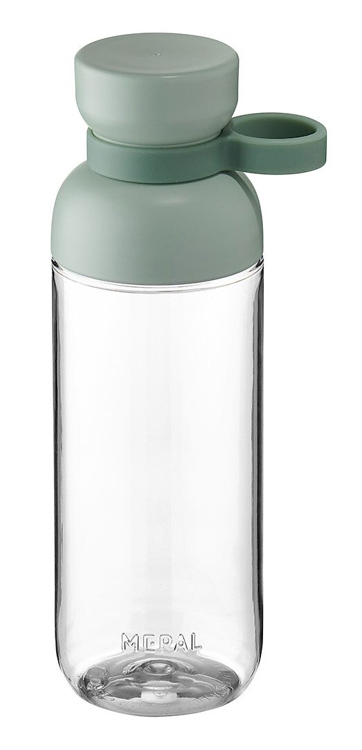 Transparente Trinkflasche mit grünem Deckel und Trageschlaufe, seitliche Ansicht