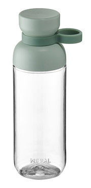 Transparente Trinkflasche mit grünem Deckel und Trageschlaufe, seitliche Ansicht