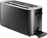 Schwarzer Toaster mit zwei Schlitzen, seitlicher Ansicht, mit Bedienelementen und Krümelschublade.