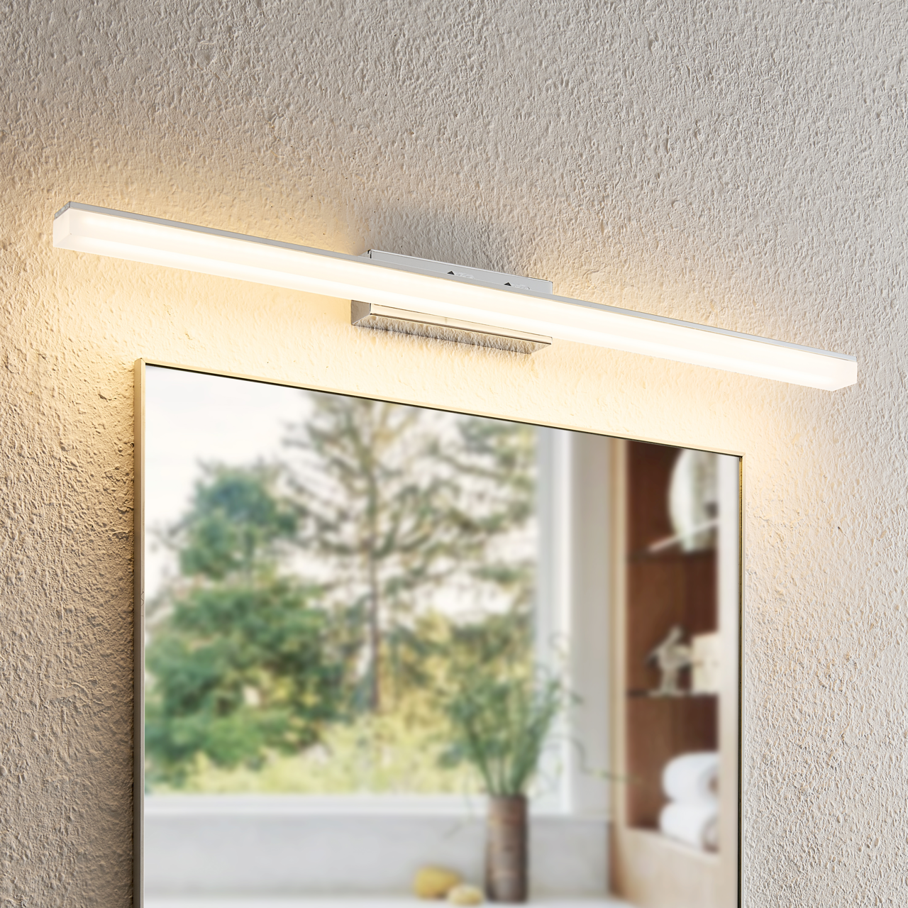 LED-Wandleuchte über einem Spiegel, seitliche Perspektive