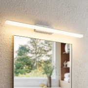 LED-Wandleuchte über einem Spiegel, seitliche Perspektive