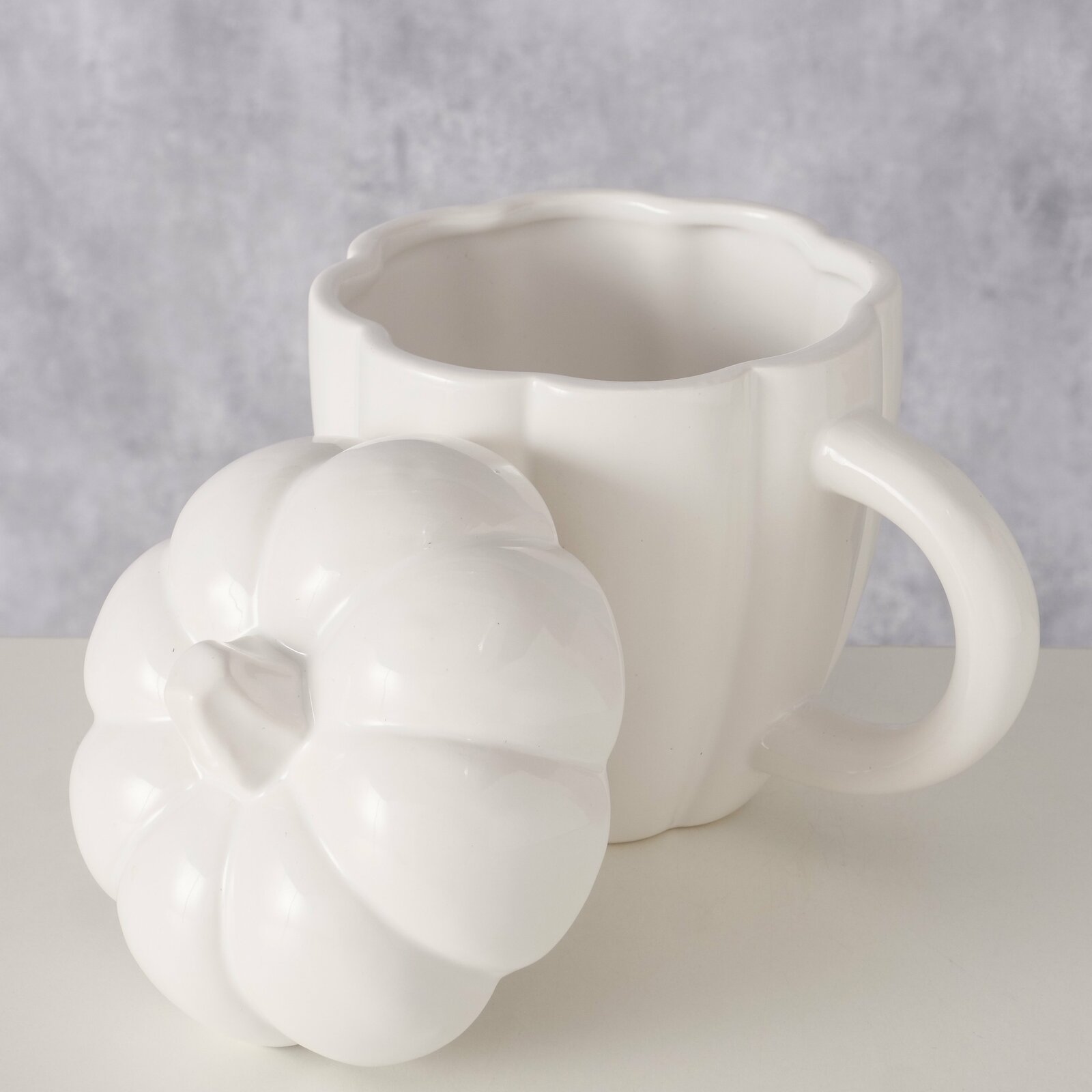 Weißer Jumbobecher in Kürbisform mit abnehmbarem Deckel, seitliche Perspektive