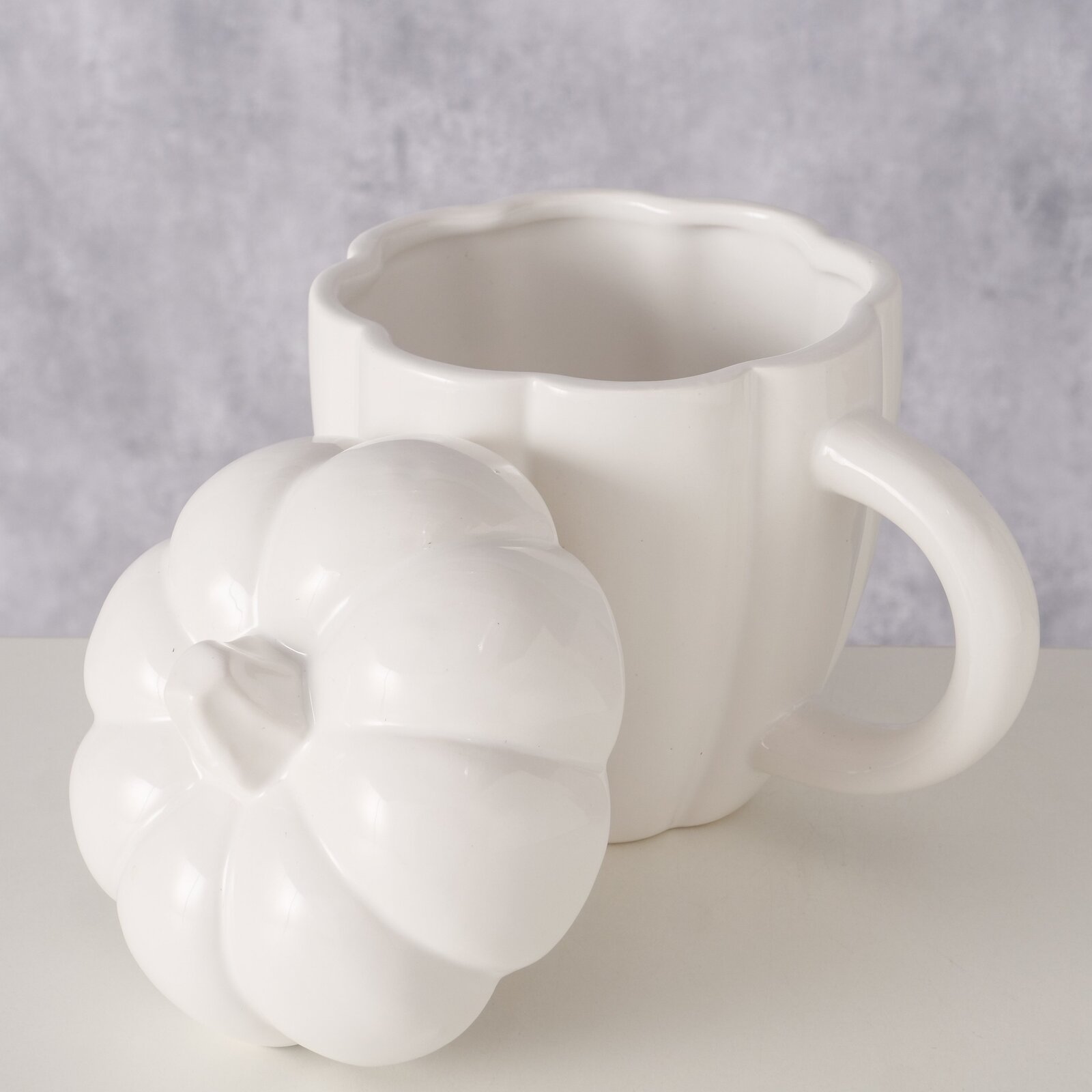 Weißer Jumbobecher in Kürbisform mit abnehmbarem Deckel, seitliche Perspektive