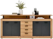 Frontale Ansicht eines modernen XL-Sideboards mit Holz- und dunklen Elementen, dekoriert mit Vasen und Büchern.