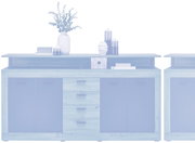 Frontale Ansicht eines modernen XL-Sideboards mit Holz- und dunklen Elementen, dekoriert mit Vasen und Büchern.