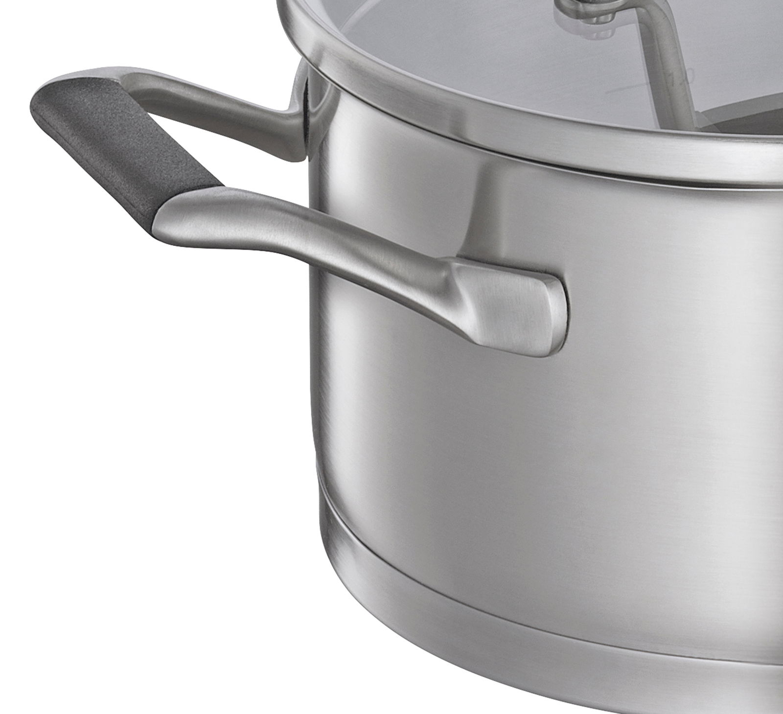 Nahaufnahme eines Edelstahlkochtopfs mit Glasdeckel und schwarzem Griff, seitliche Perspektive