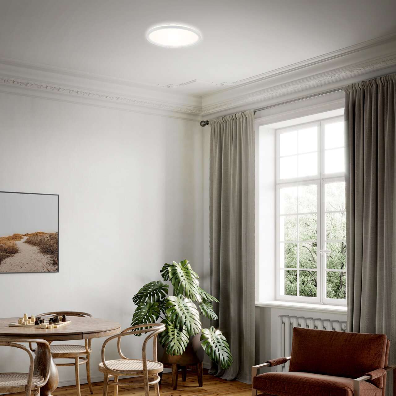 Moderne LED-Deckenleuchte in einem stilvollen Wohnzimmer, von unten betrachtet.