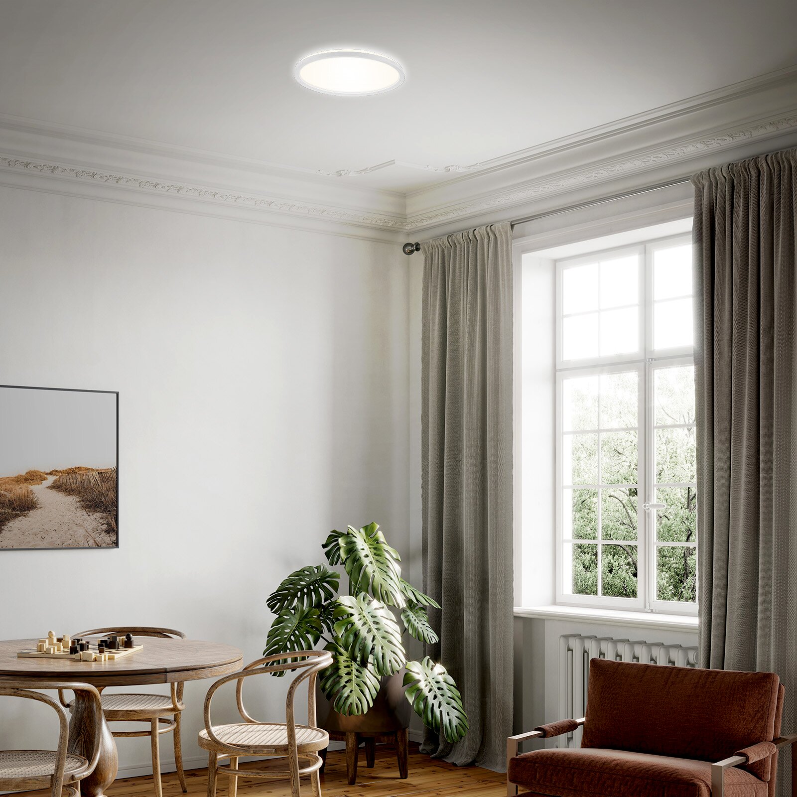 Moderne LED-Deckenleuchte in einem stilvollen Wohnzimmer, von unten betrachtet.