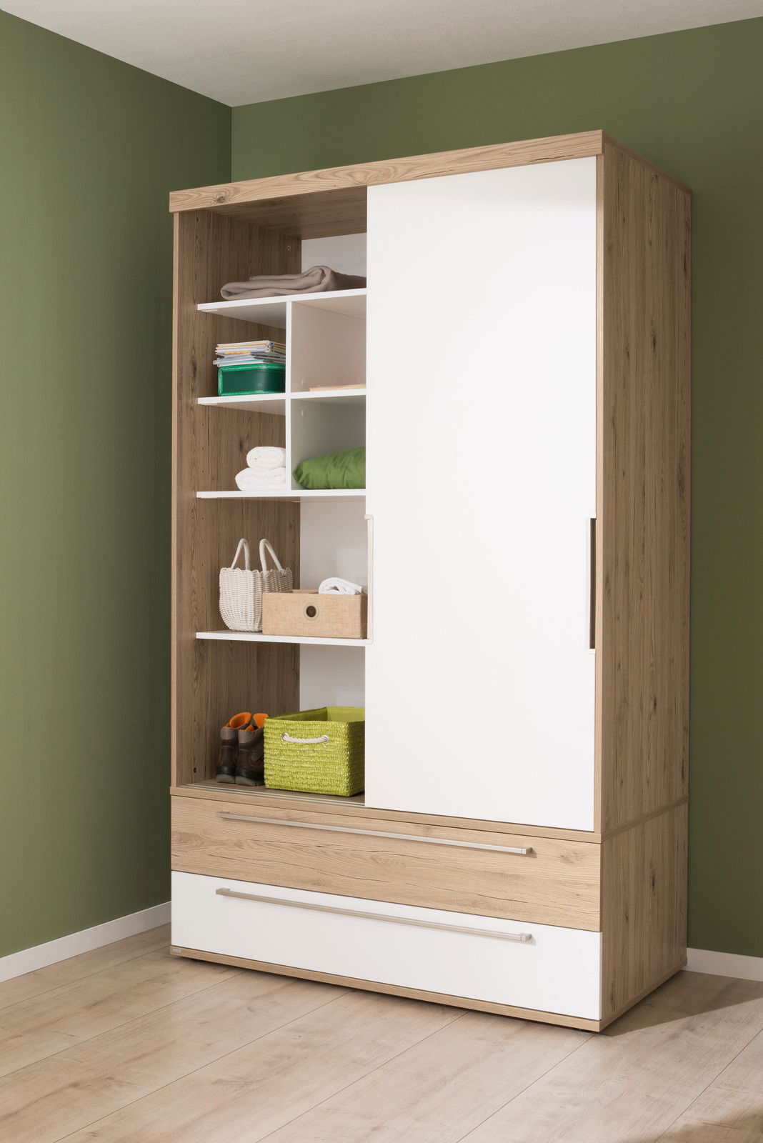 Paidi Schiebetürenschrank FIONN Schiebetürenschrank aus Holz mit weißer Tür, offene Regale mit grünen und weißen Körben, seitliche Perspektive