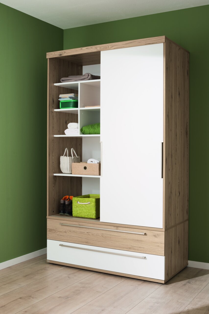 Paidi Schiebetürenschrank FIONN Schiebetürenschrank aus Holz mit weißer Tür, offene Regale mit grünen und weißen Körben, seitliche Perspektive