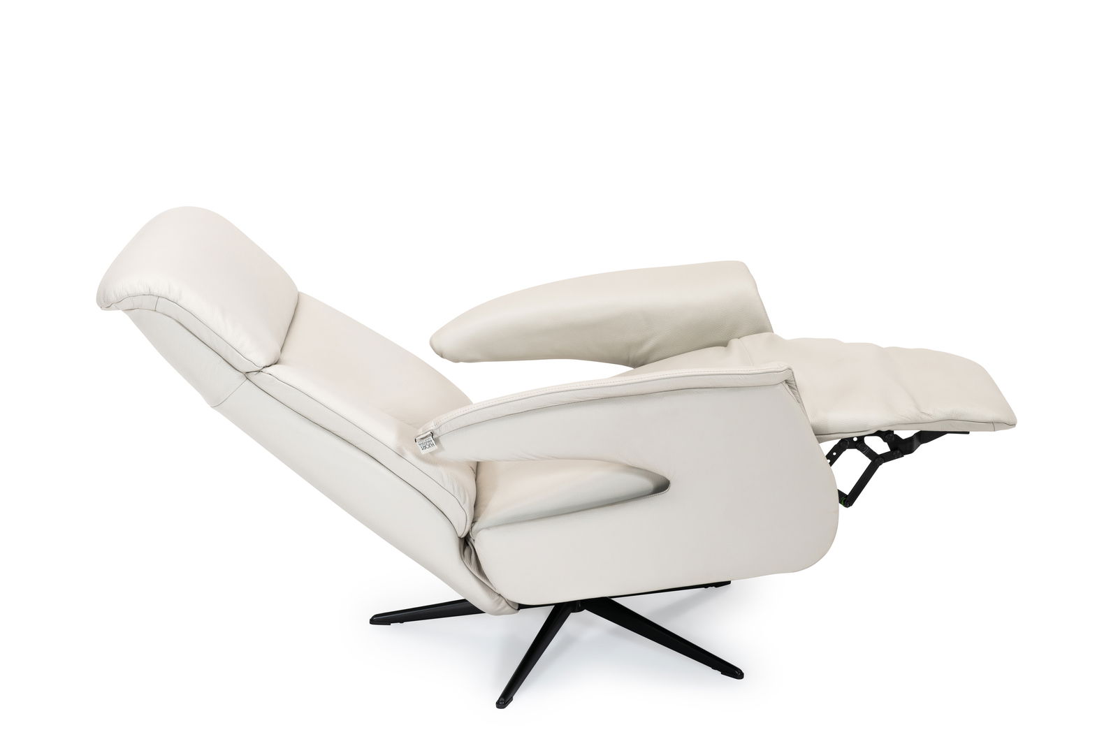 Seitliche Ansicht eines weißen Relaxsessels in Liegeposition mit schwarzem Drehfuß.