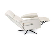 Seitliche Ansicht eines weißen Relaxsessels in Liegeposition mit schwarzem Drehfuß.