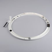 Runde Deckenleuchte PURE LINES ROUND von Neuhaus, von oben fotografiert, zeigt die technische Innenseite mit Anschlüssen und Kabeln.