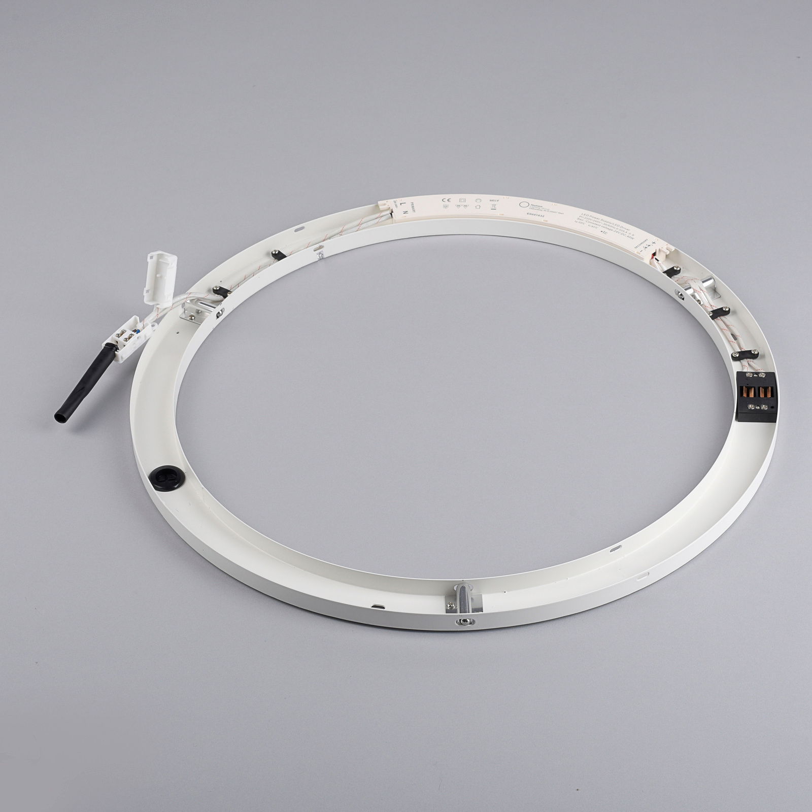 Runde Deckenleuchte PURE LINES ROUND von Neuhaus, von oben fotografiert, zeigt die technische Innenseite mit Anschlüssen und Kabeln.