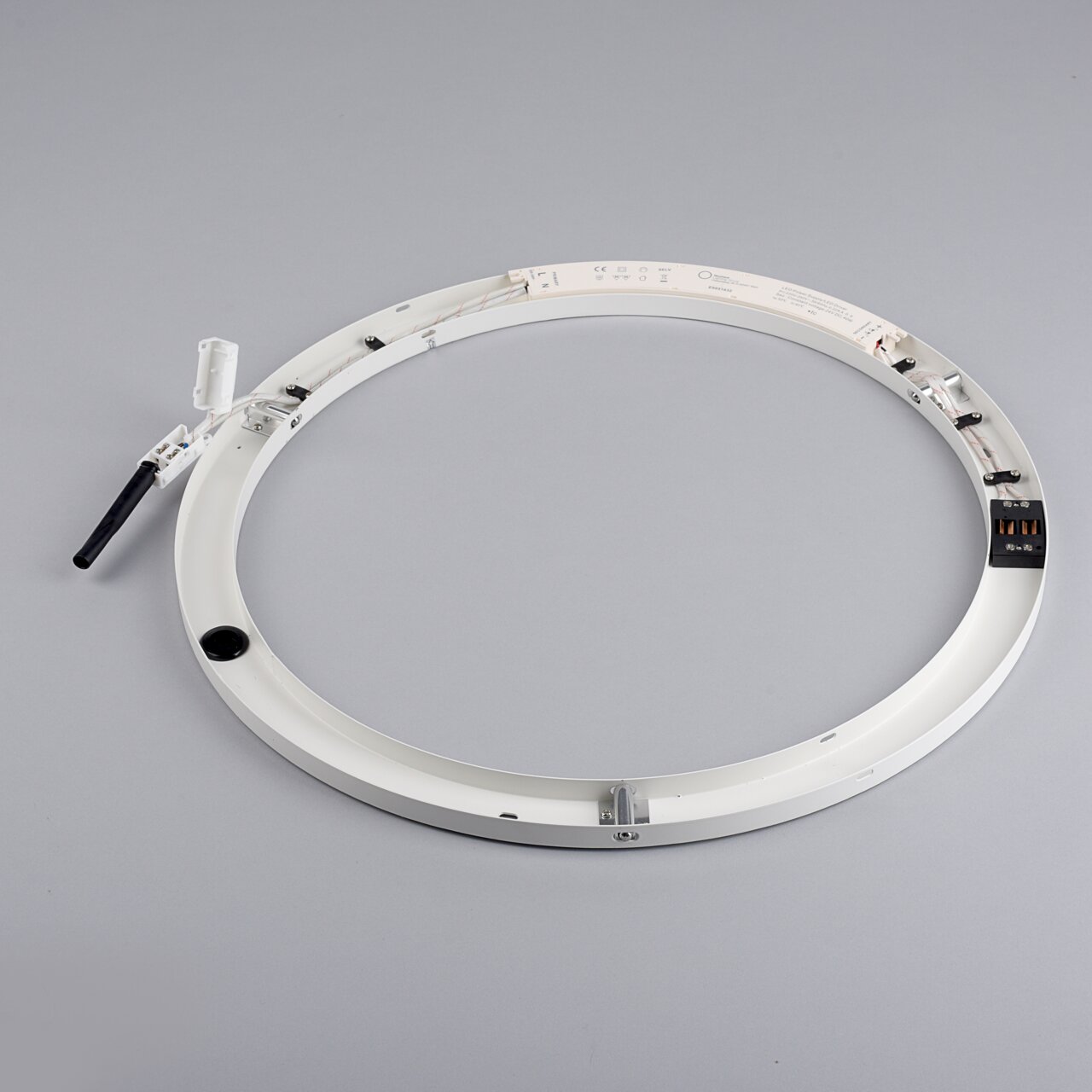 Runde Deckenleuchte PURE LINES ROUND von Neuhaus, von oben fotografiert, zeigt die technische Innenseite mit Anschlüssen und Kabeln.