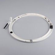 Runde Deckenleuchte PURE LINES ROUND von Neuhaus, von oben fotografiert, zeigt die technische Innenseite mit Anschlüssen und Kabeln.