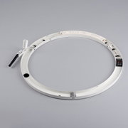 Runde Deckenleuchte PURE LINES ROUND von Neuhaus, von oben fotografiert, zeigt die technische Innenseite mit Anschlüssen und Kabeln.