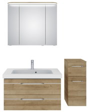Badezimmermöbel-Set bestehend aus einem Spiegelschrank, einem Waschtisch mit Unterschrank und einem zusätzlichen Schrank, aus Holzoptik mit modernen Griffen, Frontalansicht