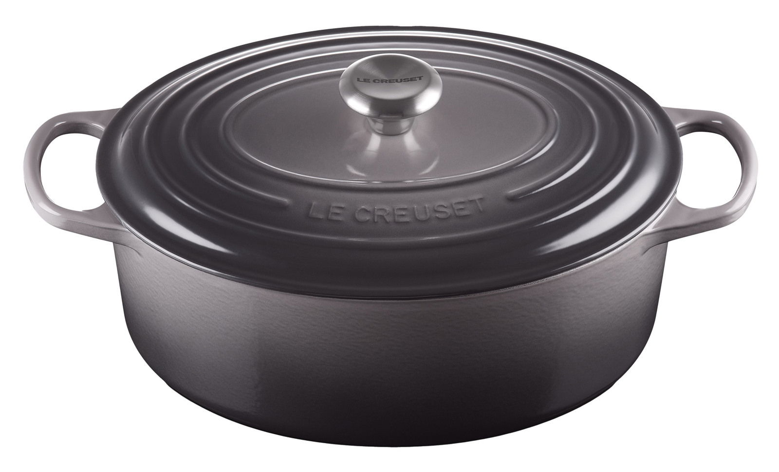 LE CREUSET Bräter Oval Flint SIGNATURE Ovaler Bräter aus Gusseisen in der Farbe Flint mit Deckel und seitlichen Griffen, Ansicht von schräg oben.