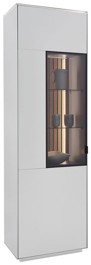 Moderne weiße Vitrine mit Glastür, seitlicher Perspektive, beleuchtetem Innenraum und dekorativen Objekten.