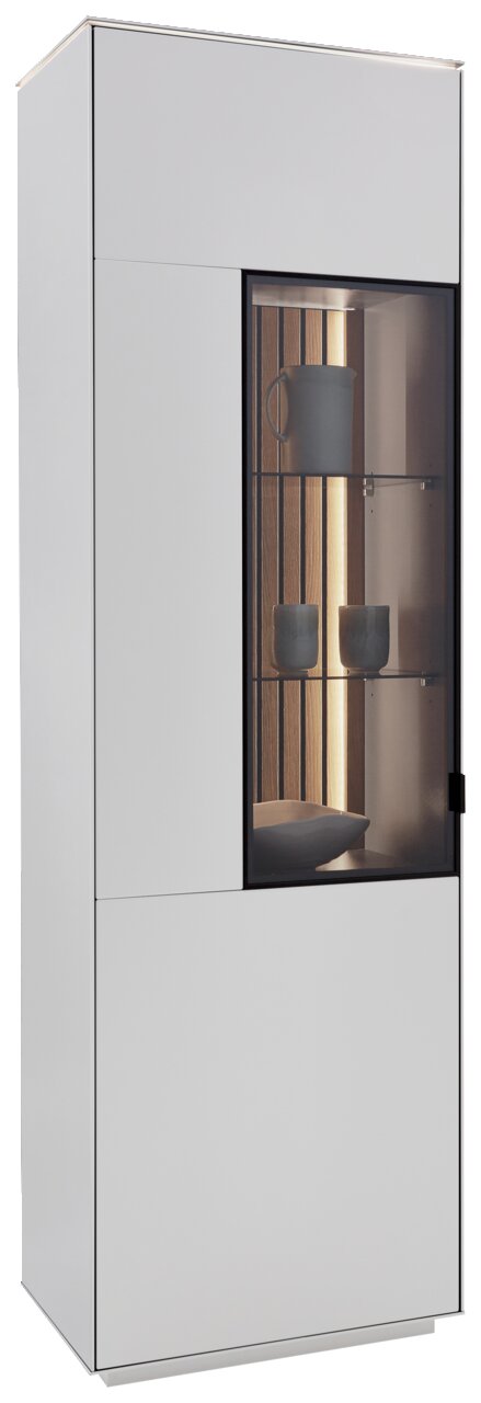 Moderne weiße Vitrine mit Glastür, seitlicher Perspektive, beleuchtetem Innenraum und dekorativen Objekten.
