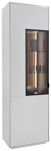 Moderne weiße Vitrine mit Glastür, seitlicher Perspektive, beleuchtetem Innenraum und dekorativen Objekten.