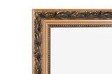 Detailansicht eines goldenen, reich verzierten Spiegelrahmens mit floralen Mustern.