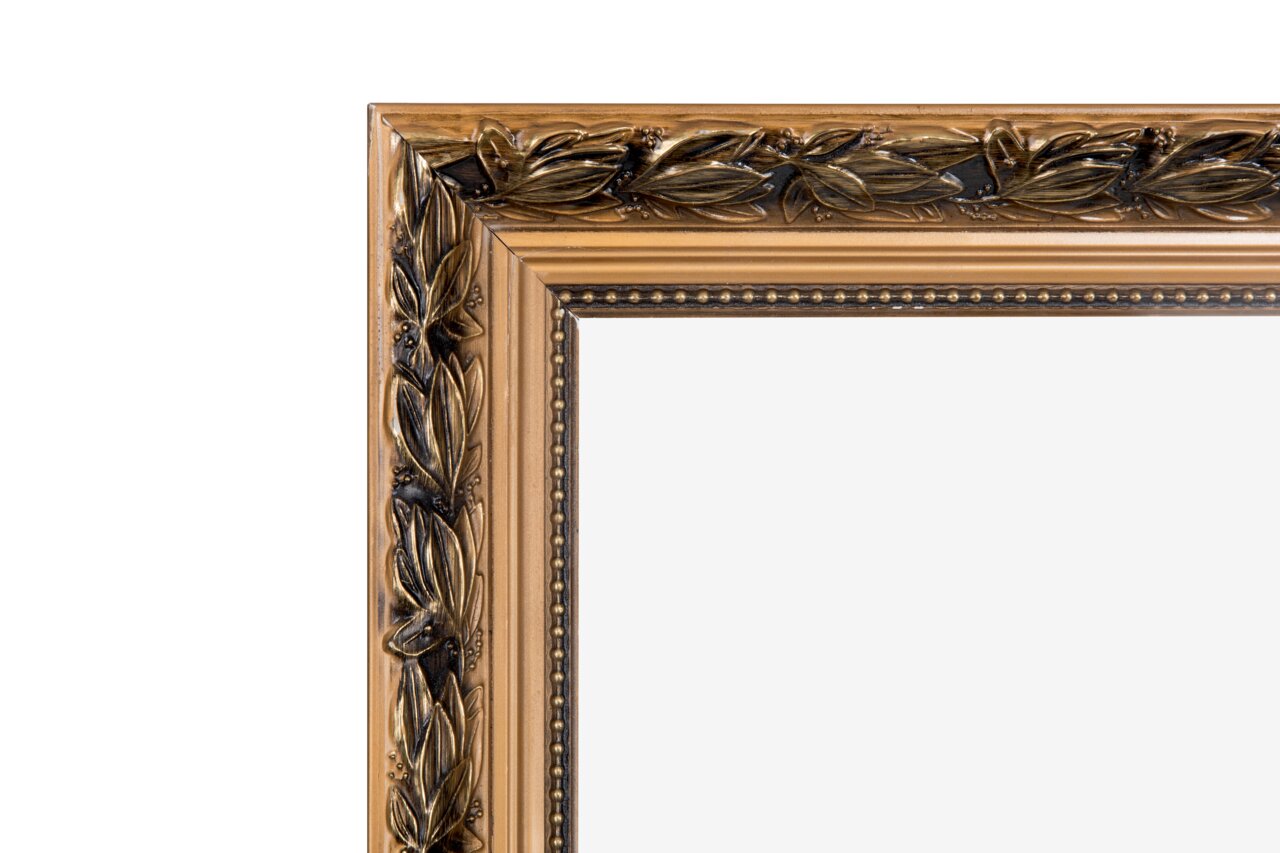 Detailopname van een gouden, rijk versierde spiegellijst met bloemmotieven.