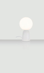 Moderne Tischleuchte mit rundem, leuchtendem Schirm und konischem Sockel, seitliche Perspektive