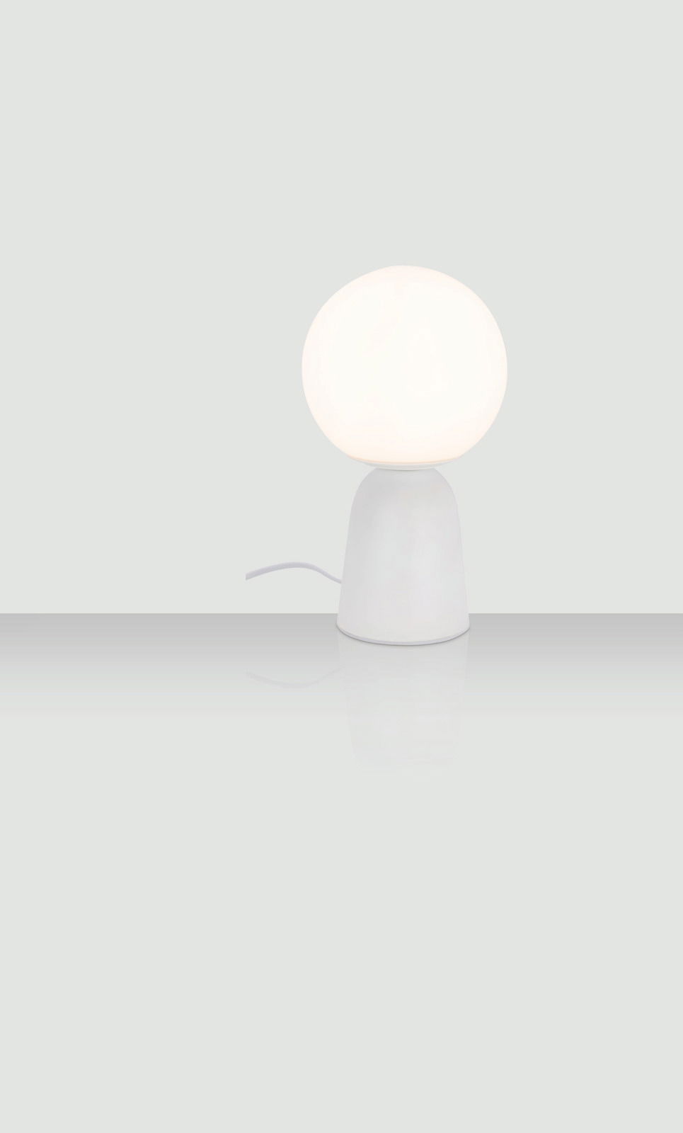 Moderne Tischleuchte mit rundem, leuchtendem Schirm und konischem Sockel, seitliche Perspektive