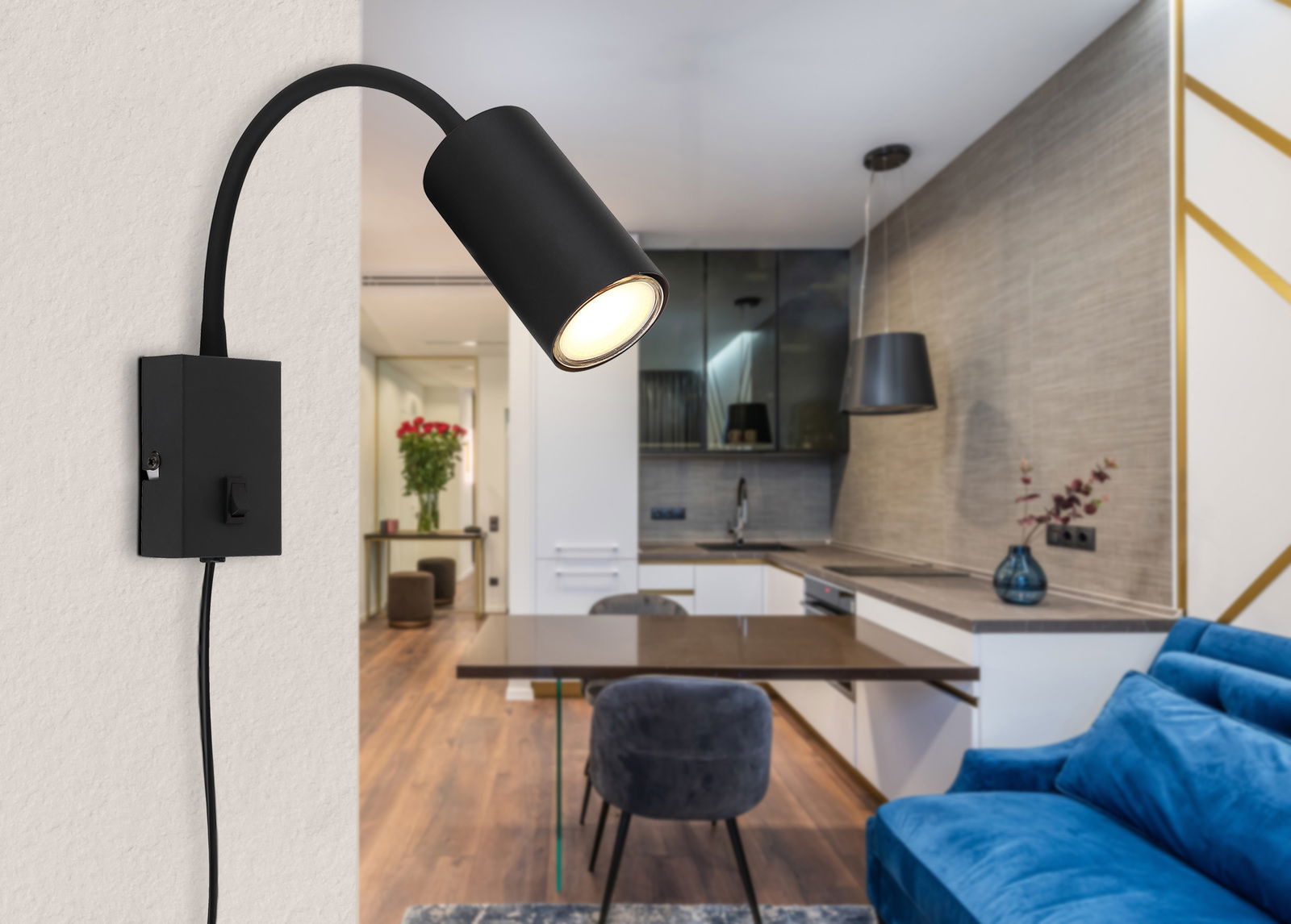 Schwarze, matte Wandleuchte aus Metall, seitliche Perspektive, montiert an einer Wand in einem modernen Wohnzimmer mit offener Küche.