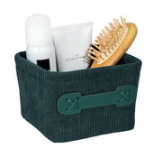 Dunkelgrüner, quadratischer Badkorb Anela mini mit Kord-Optik, gefüllt mit einer Haarbürste, einer Flasche und einer Tube, aus seitlicher Perspektive.