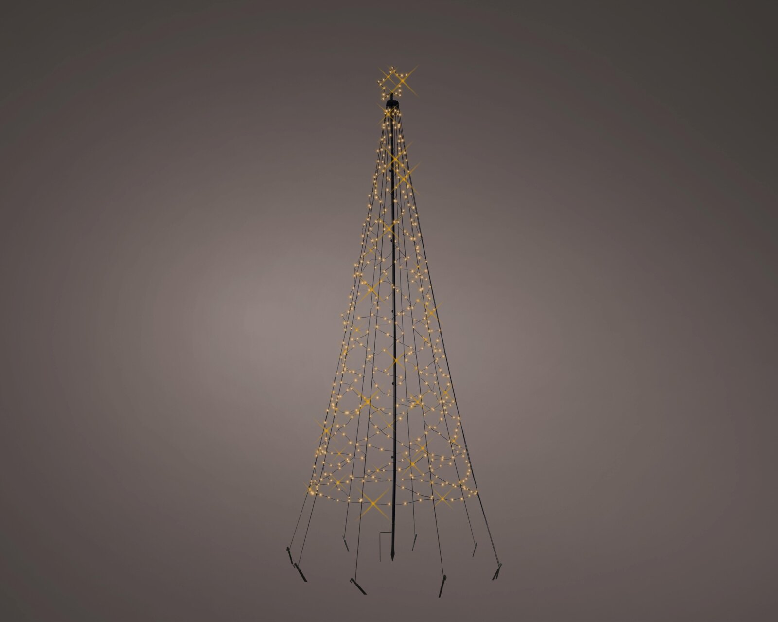Leuchtender, kegelförmiger Weihnachtsbaum aus schwarzem Metallgestell mit warmweißen Lichterketten, frontal aus leichter Untersicht vor neutralem Hintergrund dargestellt
