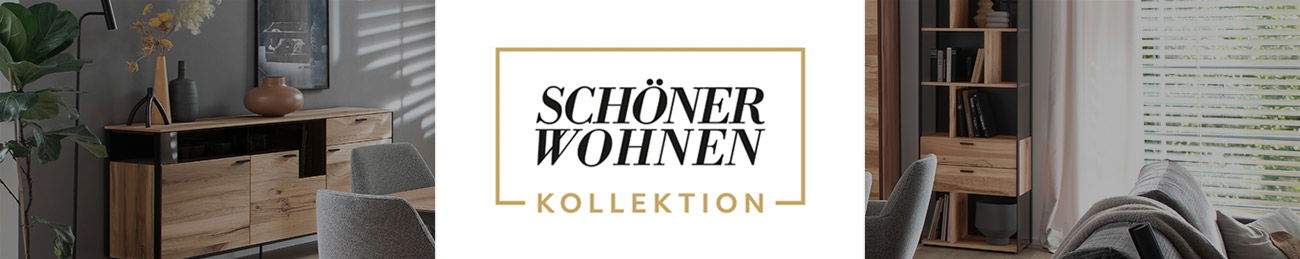 Wohnzimmer mit Sideboard und Bücherregal aus Holz, umrahmt vom Logo der