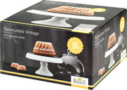 Verpackung einer Tortenplatte Vintage aus Keramik, Ø 23 cm, mit einem Kuchen darauf, seitliche Perspektive