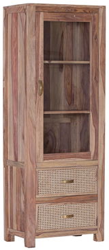 Holzvitrine mit Glastür und zwei geflochtenen Schubladen, seitliche Perspektive