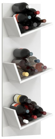 Weißes, wandmontiertes Weinregal mit drei schrägen Ablagen, auf denen mehrere Weinflaschen horizontal lagern; Ansicht schräg von vorne.