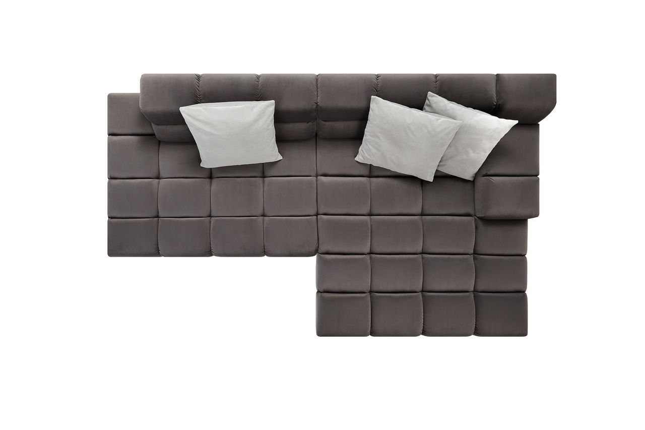 Draufsicht auf eine moderne Longchairkombination in dunklem Stoff mit drei hellen Kissen.