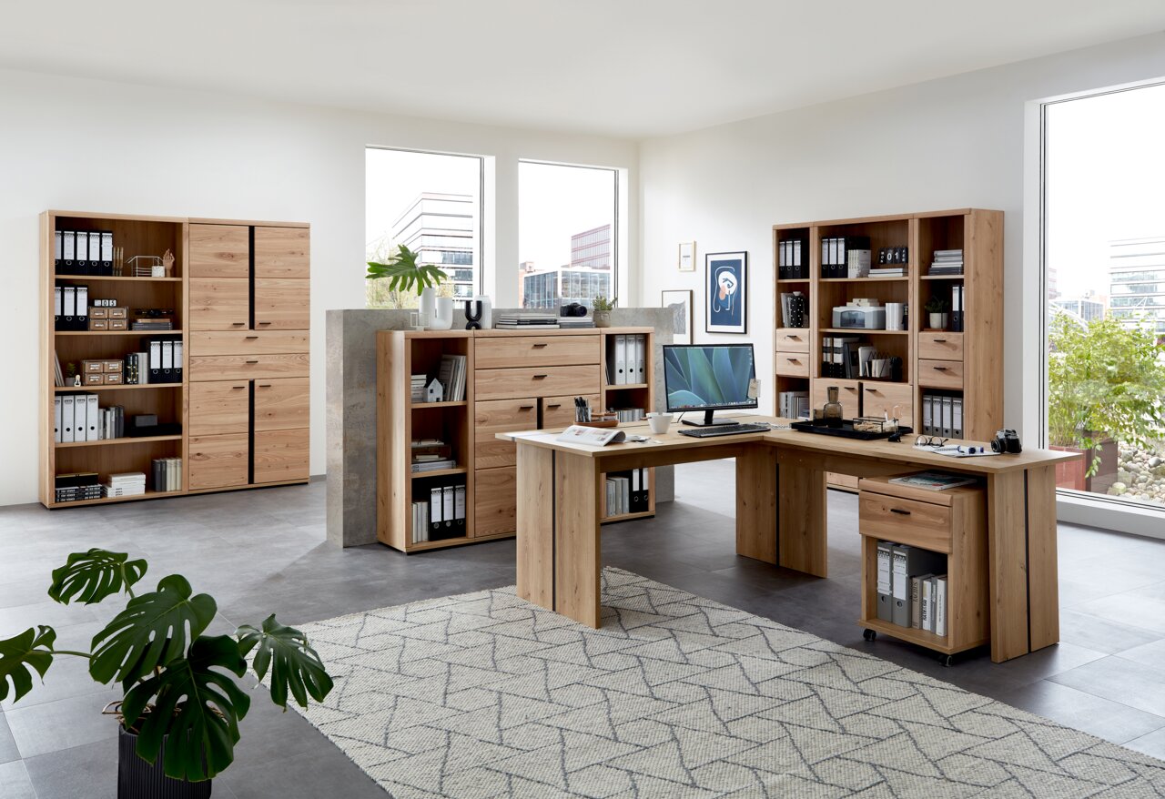 Linea Natura Ansatzplatte SONOS Moderne Büromöbel in einem hellen Raum mit großen Fenstern, bestehend aus Aktenschränken, Regalen und einem Eckschreibtisch aus Holz. Perspektive: Frontalansicht.