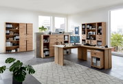 Moderne Büromöbel in einem hellen Raum mit großen Fenstern, bestehend aus Aktenschränken, Regalen und einem Eckschreibtisch aus Holz. Perspektive: Frontalansicht.