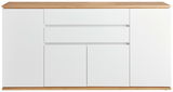 Frontale Ansicht des XORA Sideboards YAMAEL mit weißer Oberfläche und Holzdetails.