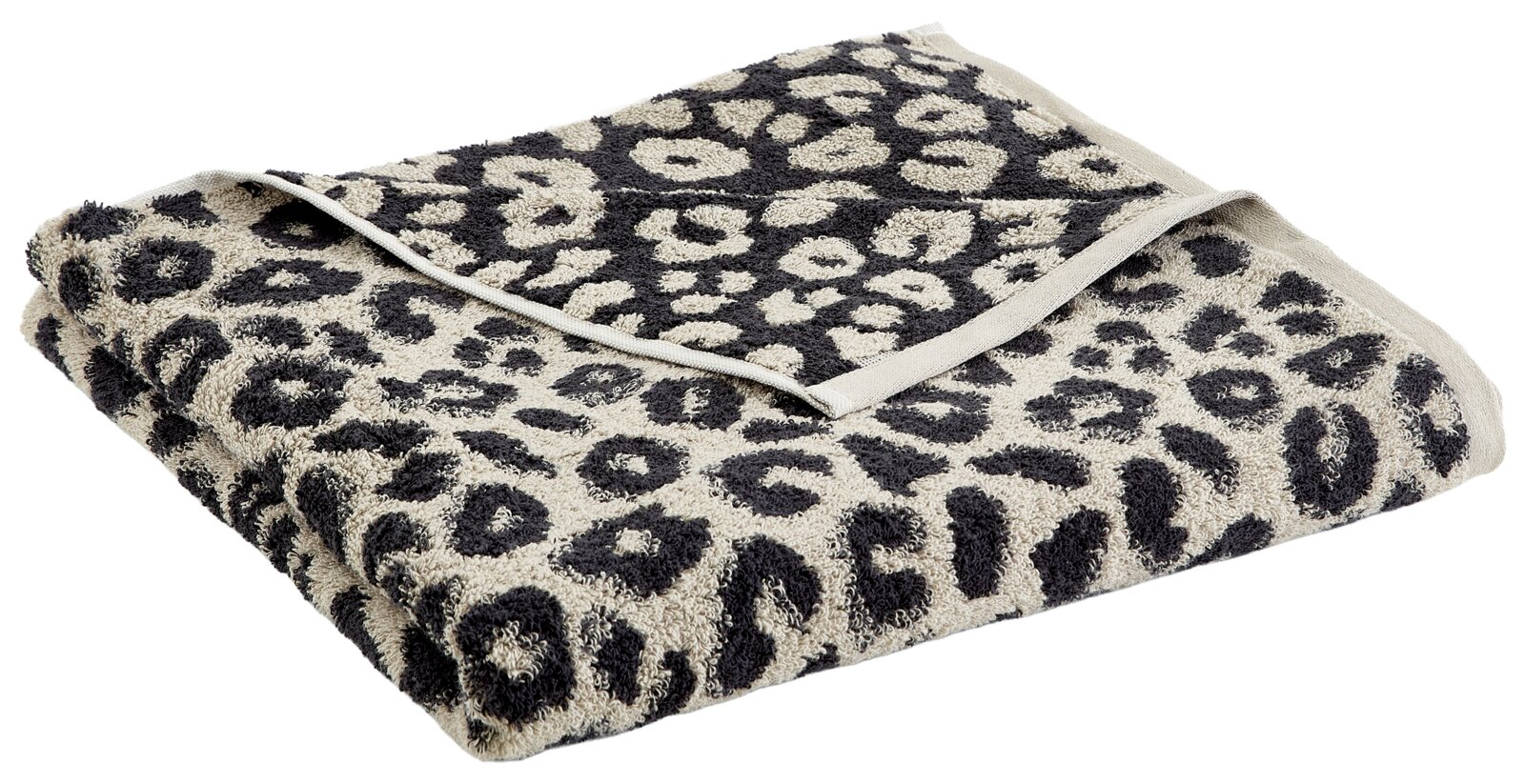 Gefaltetes Duschtuch mit Leopardenmuster in Beige und Schwarz, seitliche Perspektive