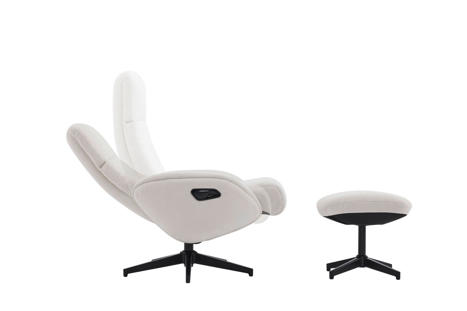 Seitliche Ansicht eines weißen Relaxsessels mit Hocker, beide auf schwarzen Drehgestellen.
