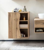 Moderner Unterschrank aus Holz mit offener Tür, zeigt Regale mit Handtüchern und Dekorationen, seitliche Perspektive.