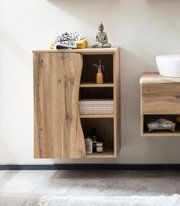 Moderner Unterschrank aus Holz mit offener Tür, zeigt Regale mit Handtüchern und Dekorationen, seitliche Perspektive.