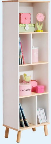 Hohes Regal mit mehreren Fächern, gefüllt mit dekorativen Gegenständen, aus seitlicher Perspektive.