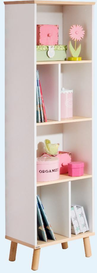 Hohes Regal mit mehreren Fächern, gefüllt mit dekorativen Gegenständen, aus seitlicher Perspektive.