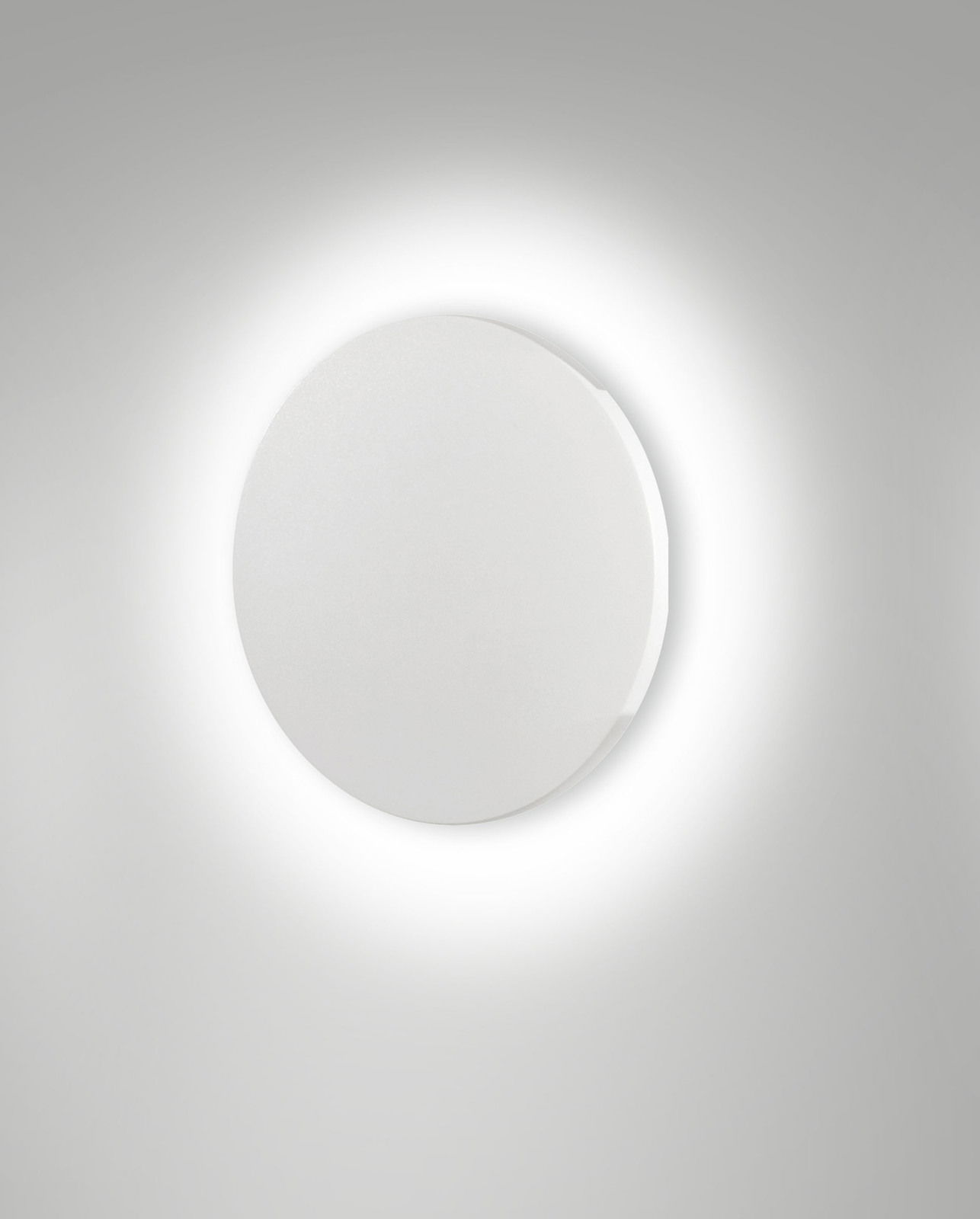 Runde LED-Außenwandleuchte von Fabas Luce, Modell ZON, in frontaler Perspektive mit leuchtendem Rand.